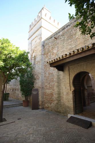 Vista de la fachada norte de la mezquita del alcázar de Jerez