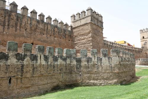 Vista de la muralla y antemuralla en el sector de la Macarena