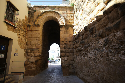 El acceso exterior de la puerta de Sevilla en Carmona desde el patio intermedio