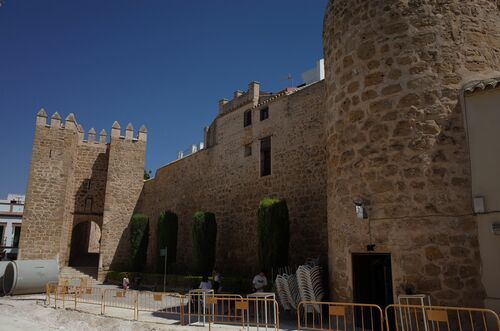 La puerta de Sevilla del recinto amurallado de Marchena con un cubo de la refacción cristiana
