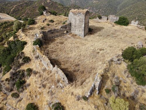 Vista aérea del castillo de Setefilla desde el suroeste