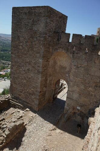 La puerta del castillo de Jimena de la Frontera desde el adarve inmediato