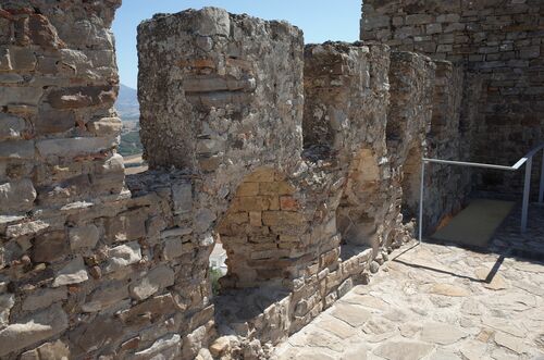 Adarve sobre la puerta del castillo de Jimena de la Frontera con el hueco de la buhedera