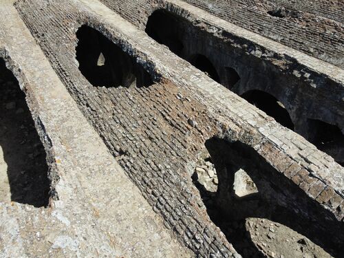 Bóvedas de las naves centrales del aljibe del castillo de Jimena de la Frontera