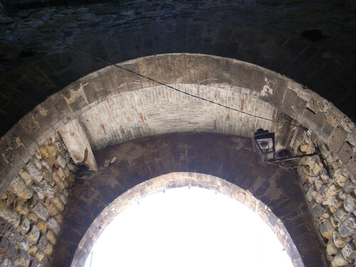 Vista de la bóveda del arco exterior de la Bab al-Ŷadid