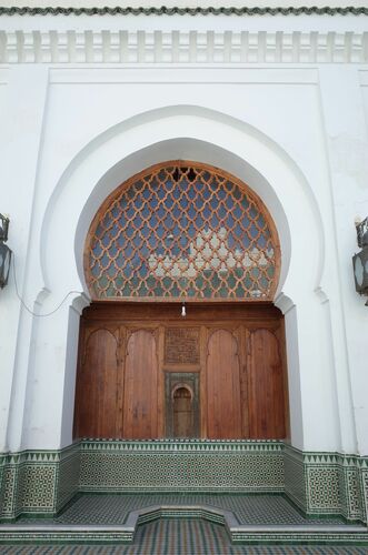Arco central del lado sur del patio con el anza o mihrab externo de la mezquita de los Andalusíes de Fez