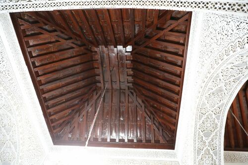 Armadura de artesa sobre el área inmediata al mihrab de la mezquita de la Qasba de Rabat