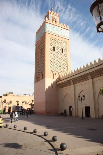 Fachada oeste y alminar de la mezquita de la Qasba de Marrakech