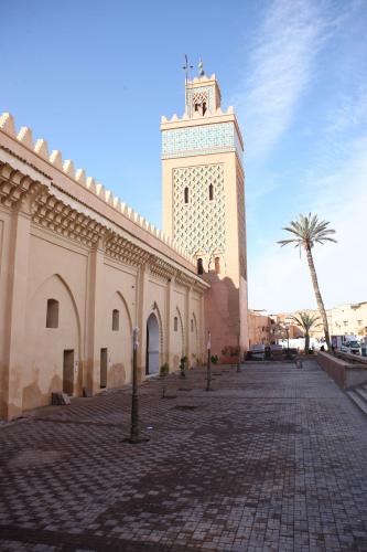 Fachada norte y alminar de la mezquita de la Qasba de Marrakech