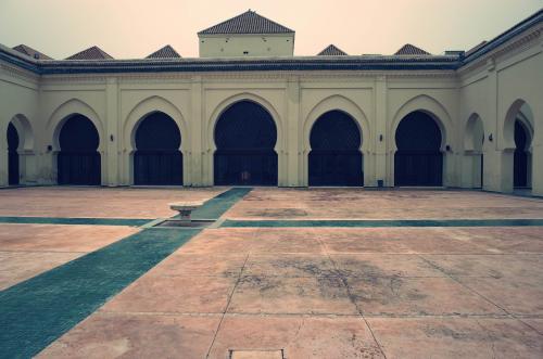 Fachada de la sala de oración hacia el patio de la mezquita de la Qasba de Marrakech