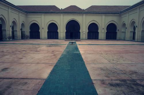 Lado norte del patio de la mezquita de la Qasba de Marrakech