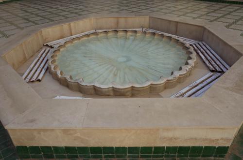 Fuente del patio suroeste de la mezquita de la Qasba de Marrakech