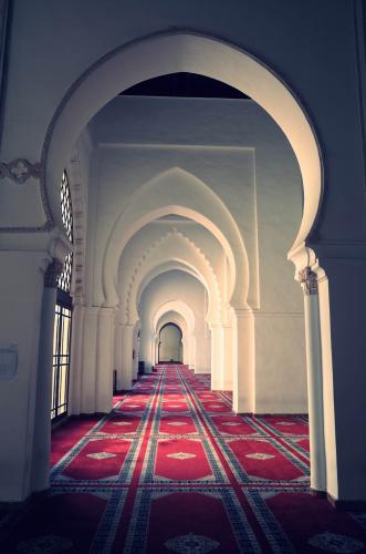 La sala de oración junto al patio de la mezquita de la Qasba de Marrakech
