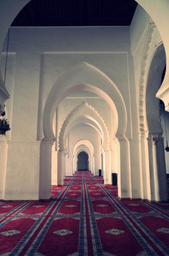 La sala de oración de la mezquita de la Qasba de Marrakech junto a la nave inmediata al muro de qibla 