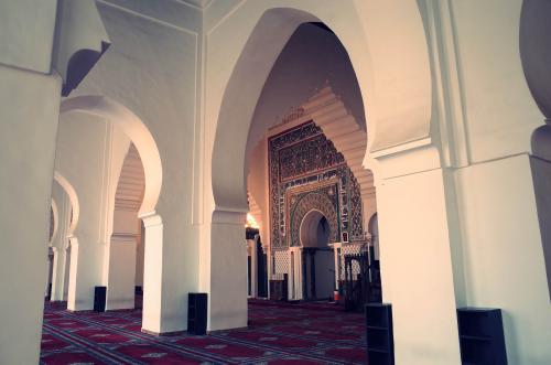 Interior de la sala de oración y el mihrab de la mezquita de la Qasba de Marrakech
