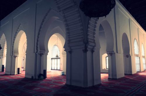 La sala de oración de la mezquita de la Qasba de Marrakech desde el ángulo sureste 