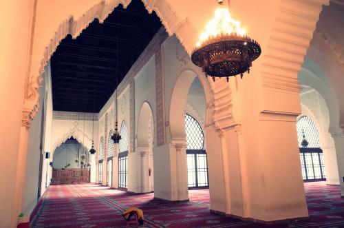 La sala de oración de la mezquita de la Qasba de Marrakech desde el ángulo suroeste