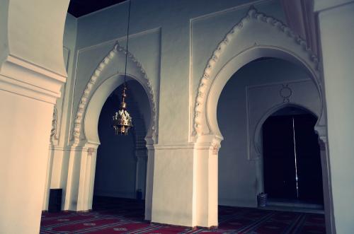 Arcos de la sala de oración de la mezquita de la Qasba de Marrakech junto a la fachada oeste