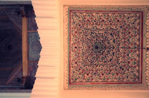 Cúpula frente al mihrab y techo de la nave central de la mezquita de la Qasba de Marrakech