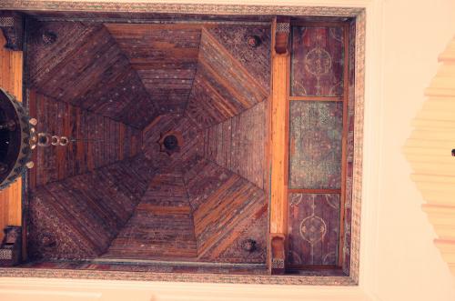 Techo de la nave central de la mezquita de la Qasba de Marrakech