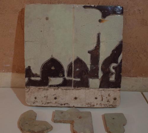 Elementos de la decoración epigráfica del alminar de la mezquita de la Qasba de Marrakech