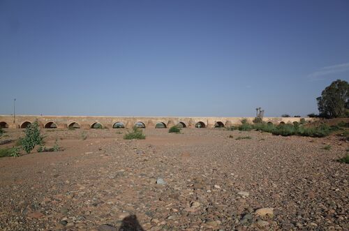 Vista del puente sobre el wadi Tensift desde aguas abajo 