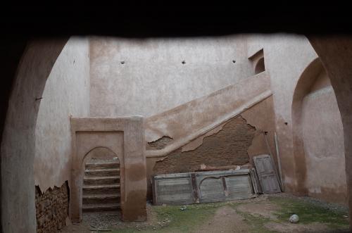 El patio y la escalera de accesos a la terraza de la Bāb al-Rubb
