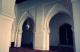 Arcos de la sala de oración de la mezquita de la Qasba de Marrakech junto a la fachada oeste