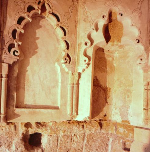 Detalle de la decoración de arcos ciegos del mihrab de la mezquita de Almería