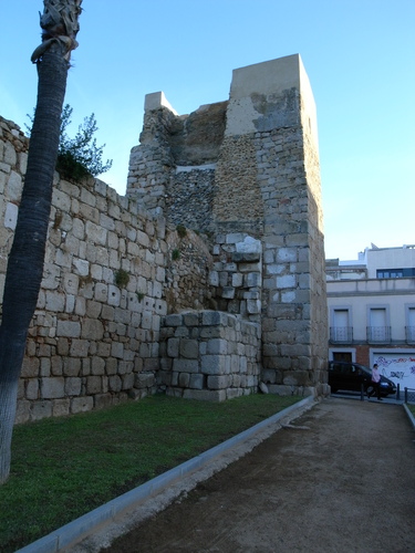 Vista del frente suroeste de la torre del ángulo este de la alcazaba de Mérida