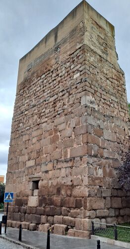 Vista de la torre del ángulo este de la alcazaba de Mérida desde el norte