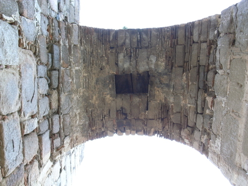 Hueco de buhera en el arco de enlace de la torre albarrana 2 de la alcazaba de Mérida