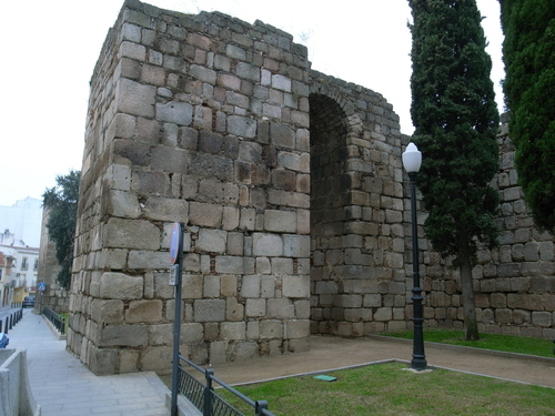 Vista desde el norte de la torre albarrana 3 de la alcazaba de Mérida