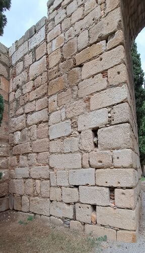 Detalle de la adherencia de la torre albarrana 3 a la estructura emiral la alcazaba de Mérida