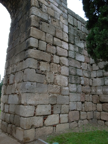 Detalle de la adherencia de la torre albarrana 3 a la estructura emiral de la alcazaba de Mérida