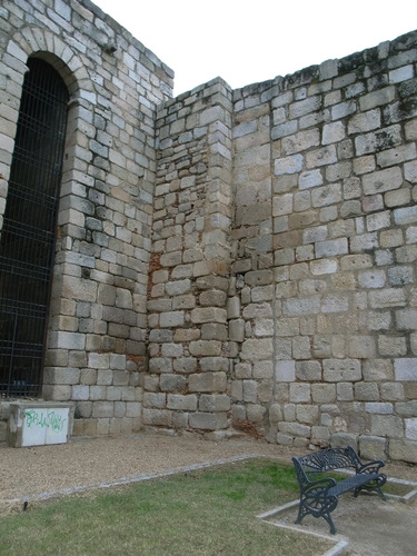 Detalle de la adherencia de la torre albarrana 5 al muro del recinto de la alcazaba de Mérida