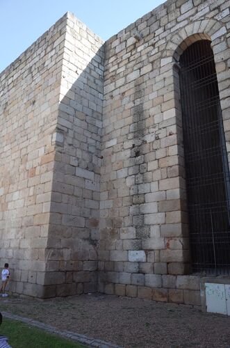 Muro y arco de enlace de la torre albarrana 5 de la alcazaba de Mérida
