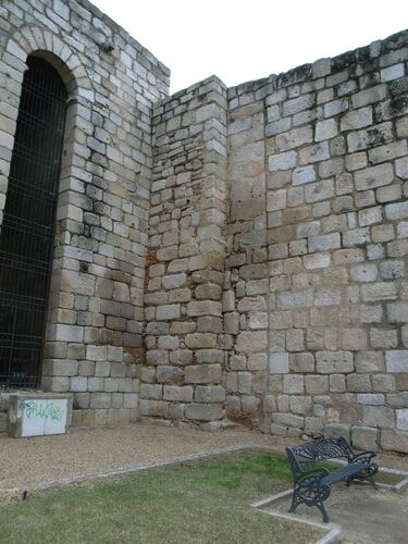 Detalle de la adherencia de la torre albarrana 5 al muro del recinto de la alcazaba de Mérida
