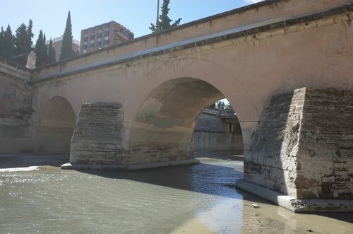 Arcos del extremo sur del puente sobre el río Genil en Granada desde aguas arriba