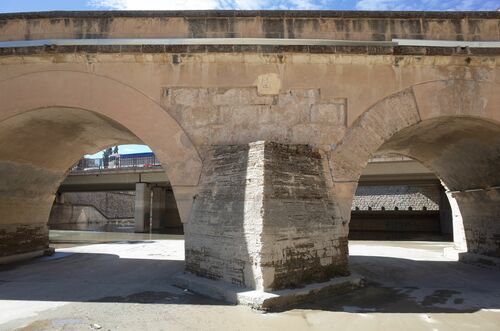 Tajamar de una pila central del puente sobre el río Genil en Granada desde aguas arriba