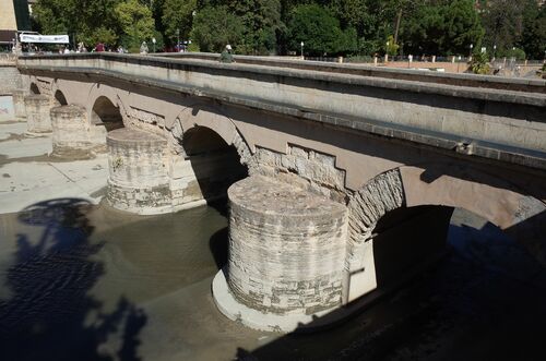Vista del puente sobre el río Genil en Granada desde la ribera izquierda, aguas abajo