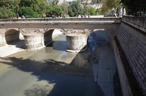 Arcos del extremo sur del puente sobre el río Genil en Granada desde la ribera izquierda, aguas abajo