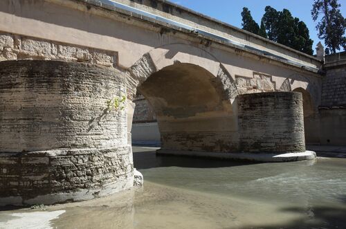 Vista de los arcos del extremo sur del puente sobre el río Genil en Granada desde aguas abajo