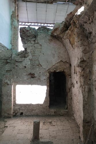 Vista de una alhanía y de los restos de su bóveda de la sala fría del hammam del barrio de San Pedro de Córdoba