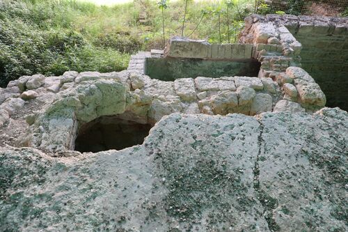 Parte superior de un cubículo y un depósito de agua junto a la sala caliente del hammam del barrio de San Pedro de Córdoba