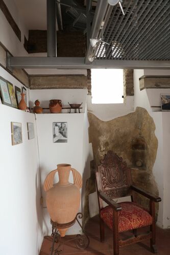 Vista de la sala interior de la planta baja de la torre árabe de Torrox desde el norte