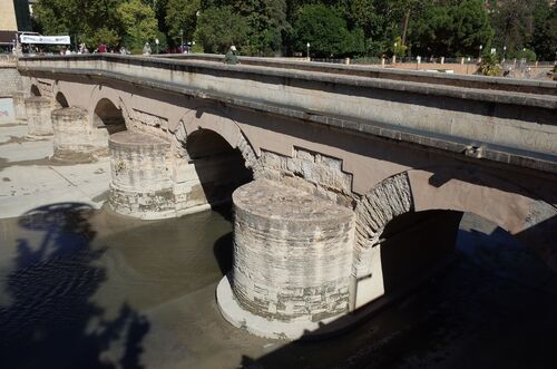 Vista del puente sobre el río Genil en Granada desde la ribera izquierda, aguas abajo
