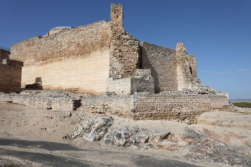 Antemuro y torre pentagonal en el ángulo sureste de la alcazaba de Calatrava la Vieja