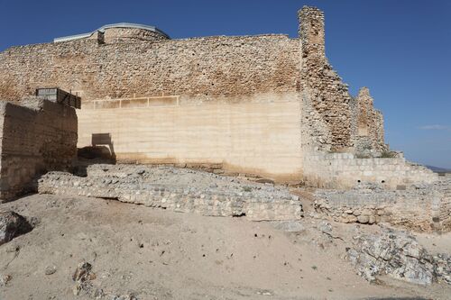 Antemuro y lienzo de tapia del frente sureste de la alcazaba de Calatrava la Vieja