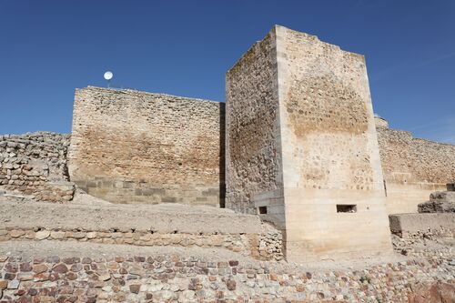 Torre albarrana en el frente sureste de la alcazaba de Calatrava la Vieja vista desde el sur